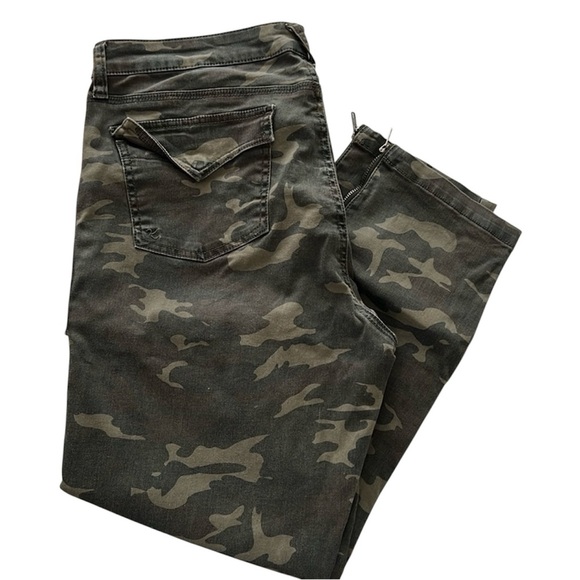 Kut from the Kloth Camouflage Skinny Crop 14 - Picture 1 of 4